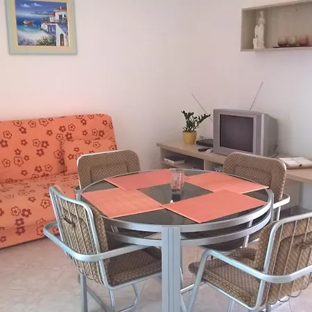 With A Parking Space - 11288 פולה